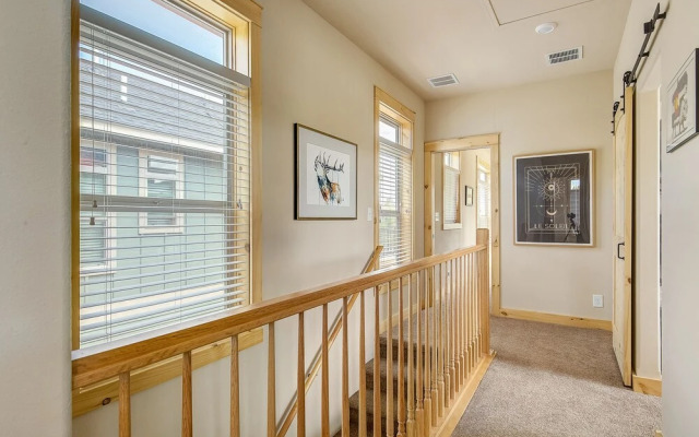 Modern Mountain Home Near Fraser River