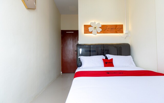 RedDoorz Plus @ Komplek ABC Batu Aji Batam