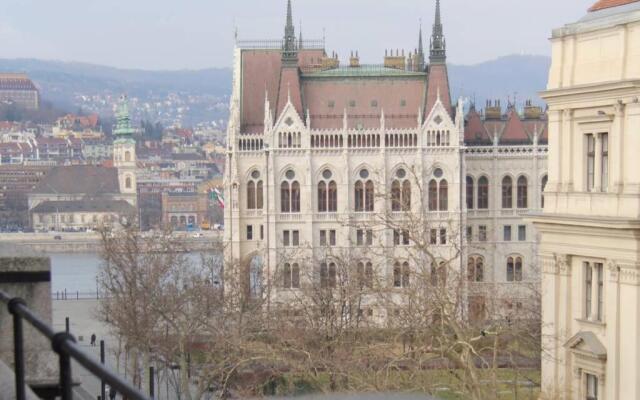 Your Private Parliament View In The Lap Of Luxury