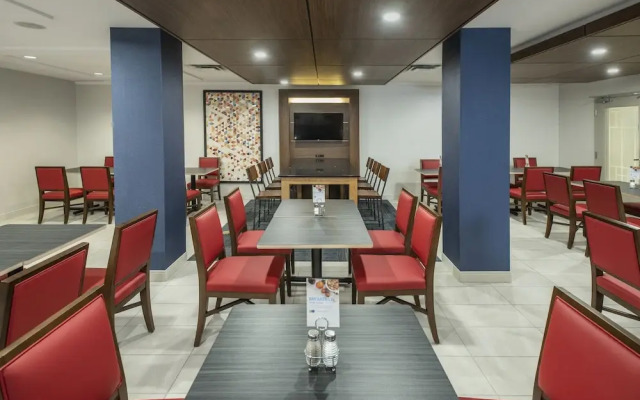 Holiday Inn Express & Suites Medicine Hat Transcanada Hwy 1, An Ihg Hotel