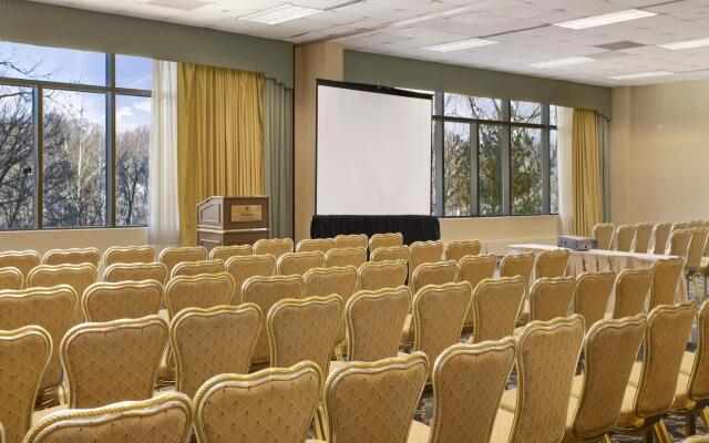 Hilton East Brunswick Hotel & Executive Meeting Center