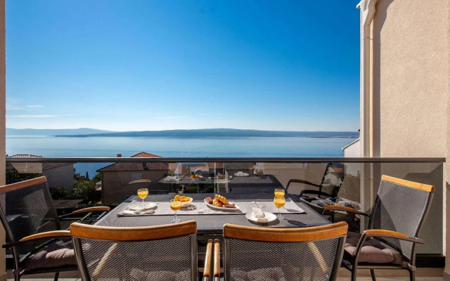 Gorgeous Home With Swimming Pool, Hot Tub & Sea View