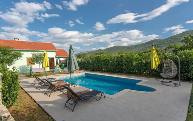 Sunny Escape Holiday Home Dicmo With Pool and Gym