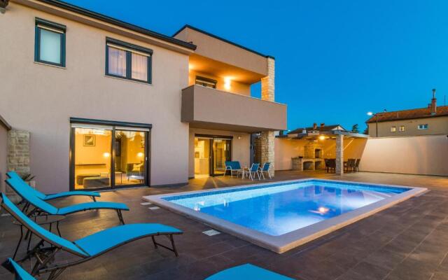 Villa in Valbandon With Swimming Pool