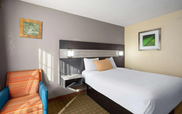 Travelodge by Wyndham Perry National Fairgrounds Area I-75