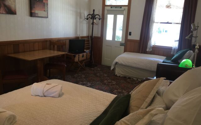Settlers Cottage Motel
