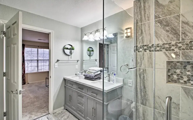 4 Mi to Strip: Cozy Lake-view Retreat in Branson