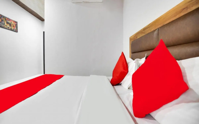 OYO Flagship 80706 Hotel Crown