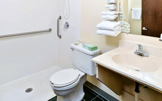 Love Hotels Staples by OYO at HWY 10 MN