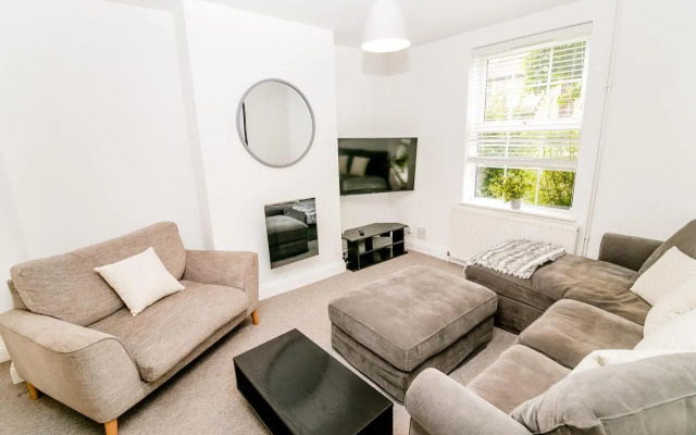New City House, Great Location - With Parking