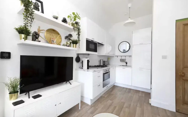 Bright and Modern Flat with desk