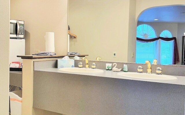 Breakers Boutique Inn