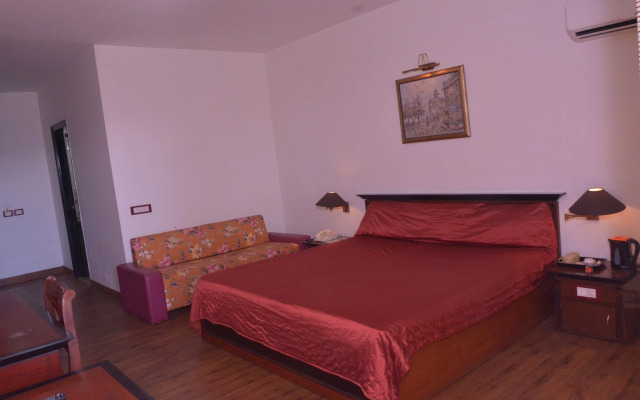 8fold-Pinecrest By LaRiSa, Bhimtal
