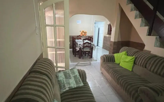 Casa com wi-fi e garagem a 5 minutos da Praia Grande