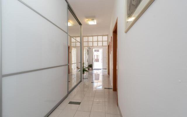 Centrally located apartment for 16
