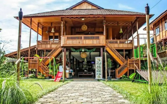 Roemah Kajoe Villa and Resto