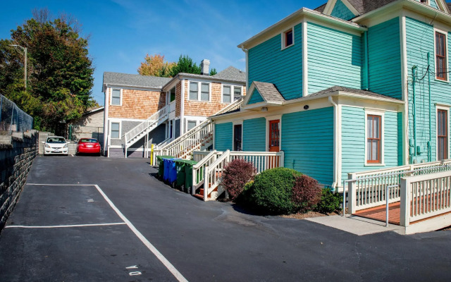 Downton Annie Apartment Three 2BD 1BA Parking