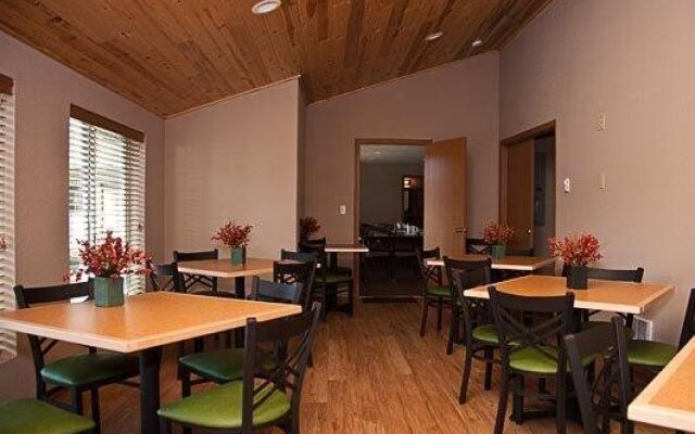 River House Inn, a Baymont by Wyndham