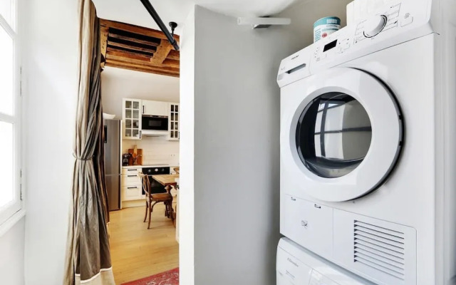 Classy Bourgeois Chic 2 Bedroom Apt in Le Marais