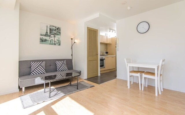 Modern 2 Bedroom Apartment in the CBD