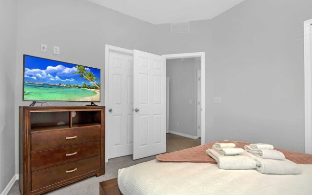 Roomy Town Home, Mickey-themed Bedroom! #4bv550