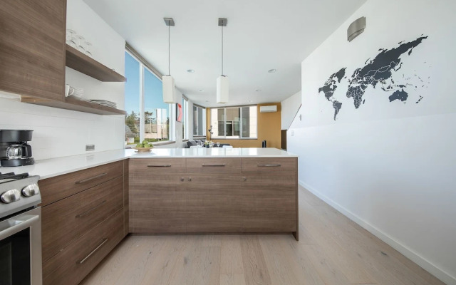 Hosteeva Modern Townhome w Rooftop