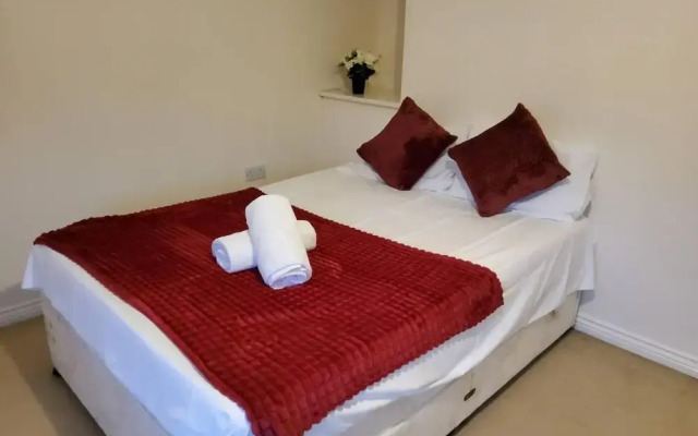 8 Guests - 4 Bedrooms - Parking - Garden