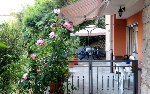 Green Garden Apartment