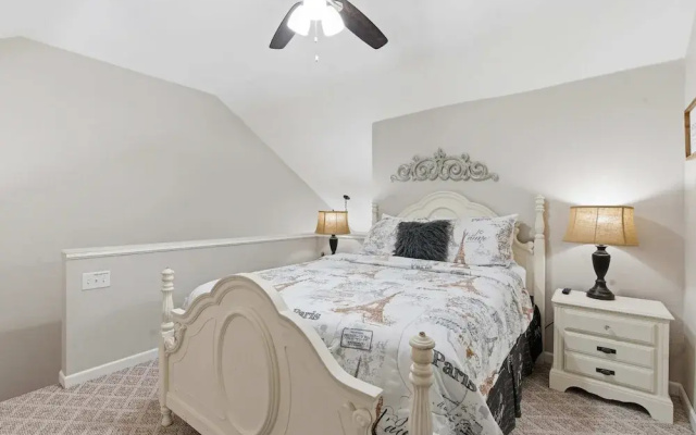 Fall Creek Farmhouse For 6