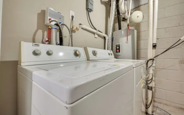 Atlanta Apartment w/ Grill: 7 Mi to Downtown!