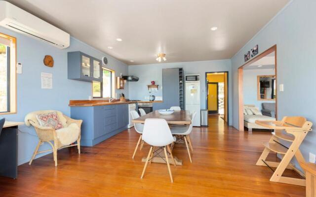 The Big Round Window - Raglan Holiday Home