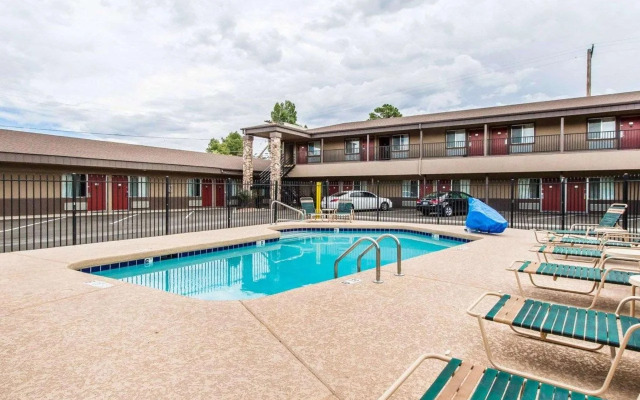 Econo Lodge University