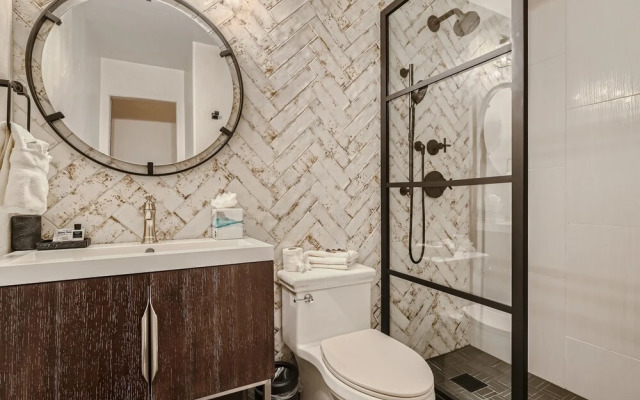 Slopeview Sanctuary 4 Bedroom Home by RedAwning