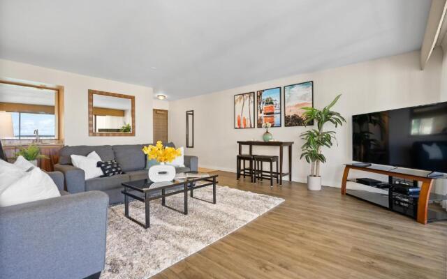 Spacious Waikiki Beach 2BR-Ocean View-Free Parking