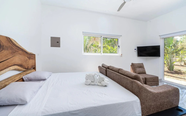 House and Apartment With Private Pool - Walk to Beach