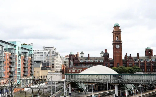 Spacious 2 Bedroom Flat with Balcony Close to Train Station