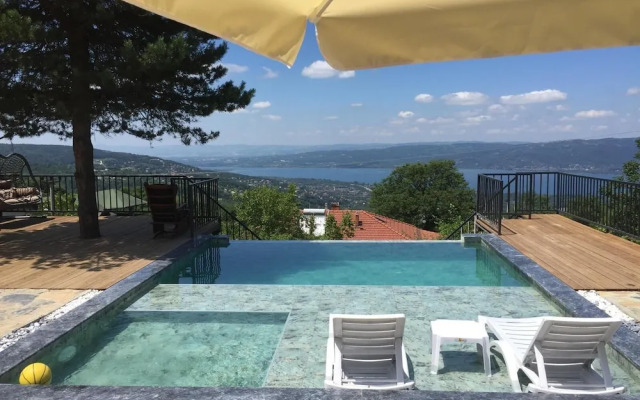 Sapanca mavi yeşil köy evi