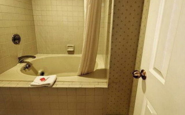 Econo Lodge Inn & Suites Groton