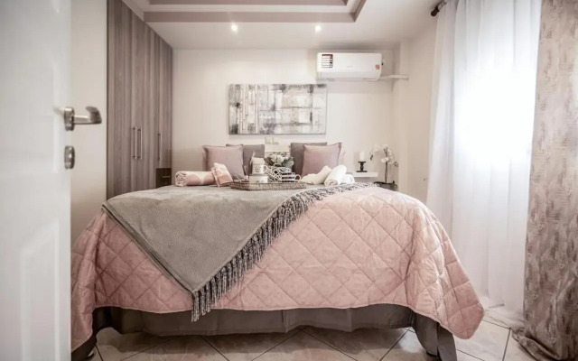 'The Ivory' House Project In Athens