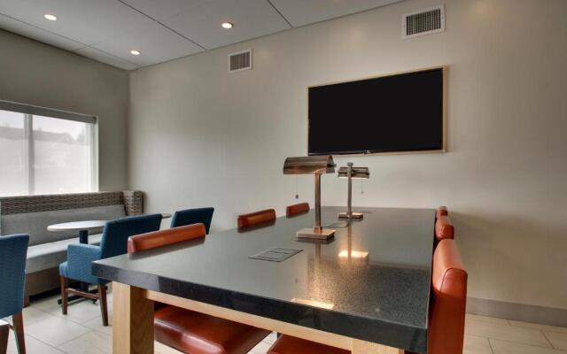 Holiday Inn Express & Suites Lancaster East - Strasburg by IHG