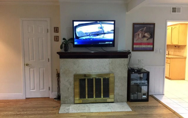Lovely 2 Bedroom Home with Pool