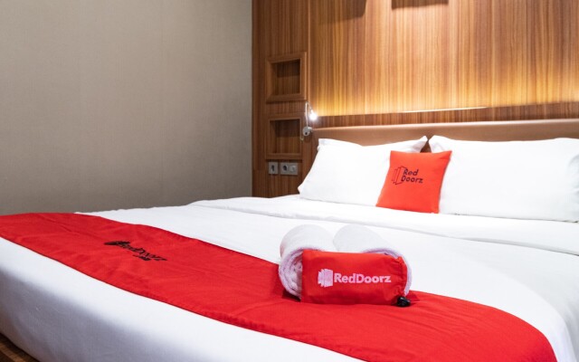 RedDoorz Premium near Centre Point Mall Medan