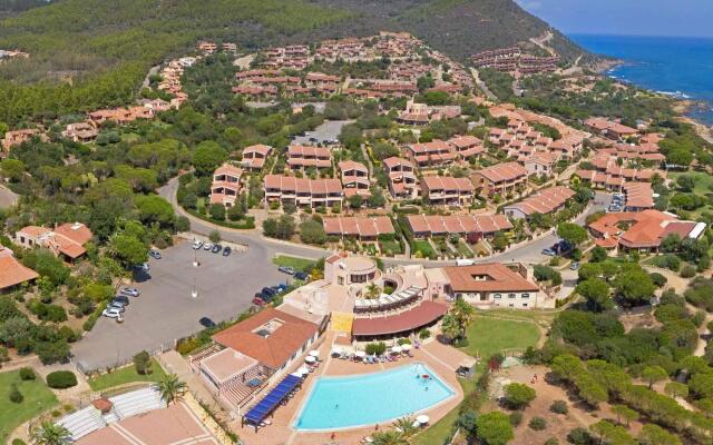Apartment in Cannegione with communal terrace