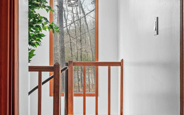 Stylish Renovated Home Open Layout, Coffee Bar + Near Hiking & Waterfalls