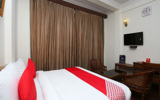 OYO 16125 Eiffel Grand Hotel