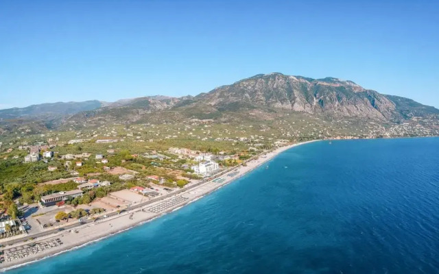 Thano s Stylish Flat Just 150m to the Beach
