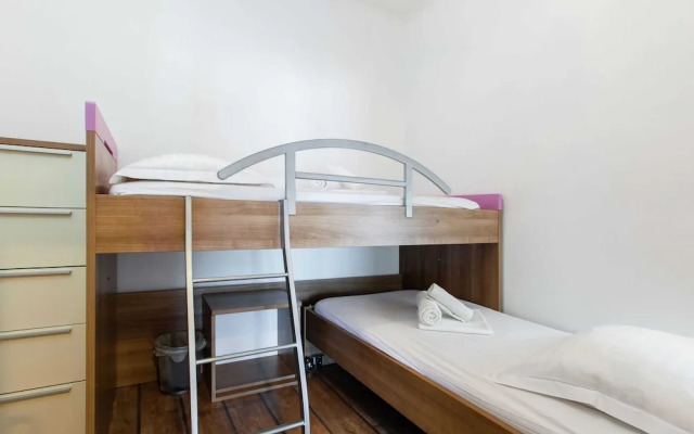 Modern Apartment in Podstrana with Hot Tub