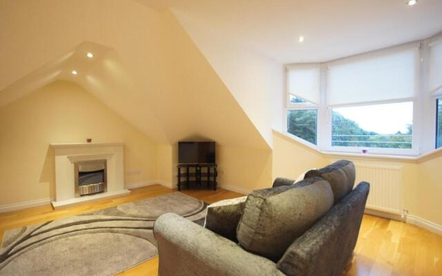 Modern, Cosy Apartment In Bearsden with Private Parking