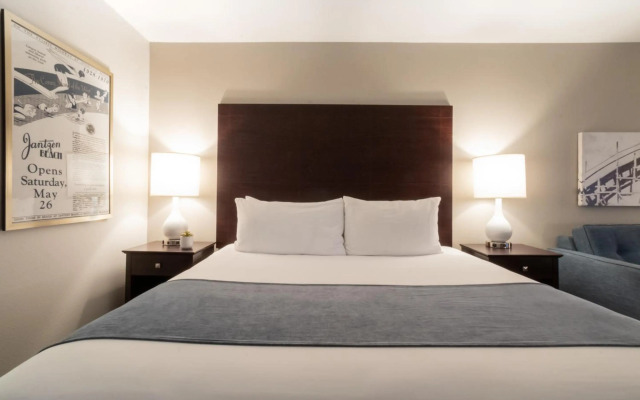 Oxford Suites Portland - Jantzen Beach