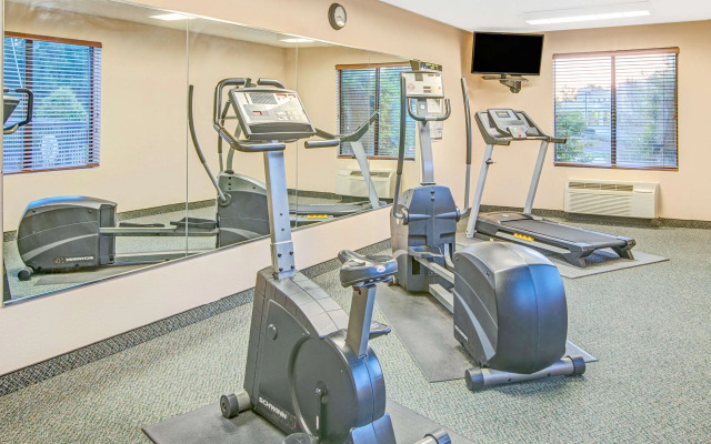 Super 8 By Wyndham Strongsville/Cleveland